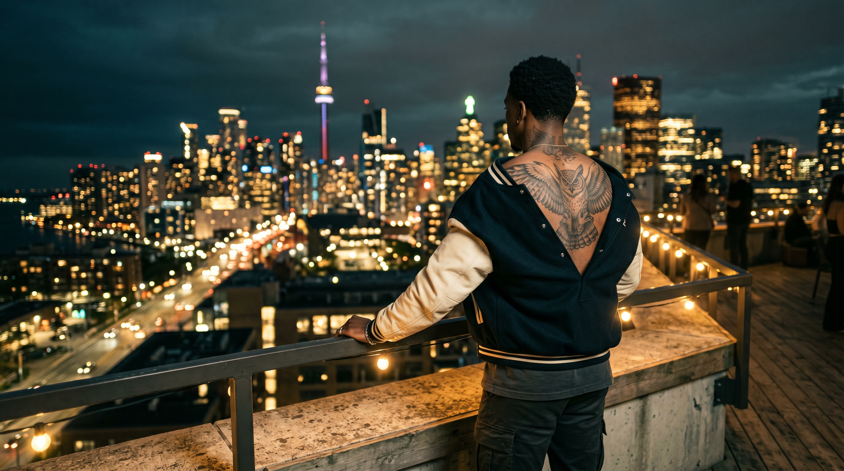 Homme de dos avec un grand tatouage chouette dans une ambiance urbaine nocturne inspirée de Toronto