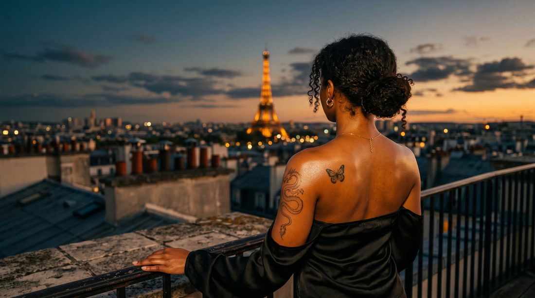 Tatouage Aya Nakamura : silhouette de dos avec tatouages dragon et papillon fine line sur un toit parisien