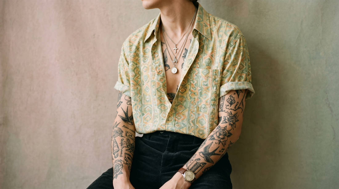Tatouage Harry Styles : esthétique fineline noir et blanc sur les bras et le torse