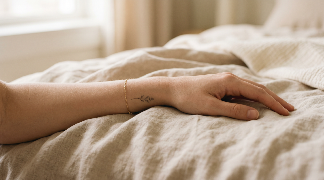 Tatouage poignet femme fineline botanique - lifestyle éditorial