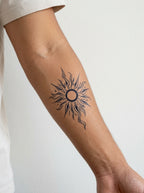 Tatouage Soleil Ardant appliqué sur avant-bras