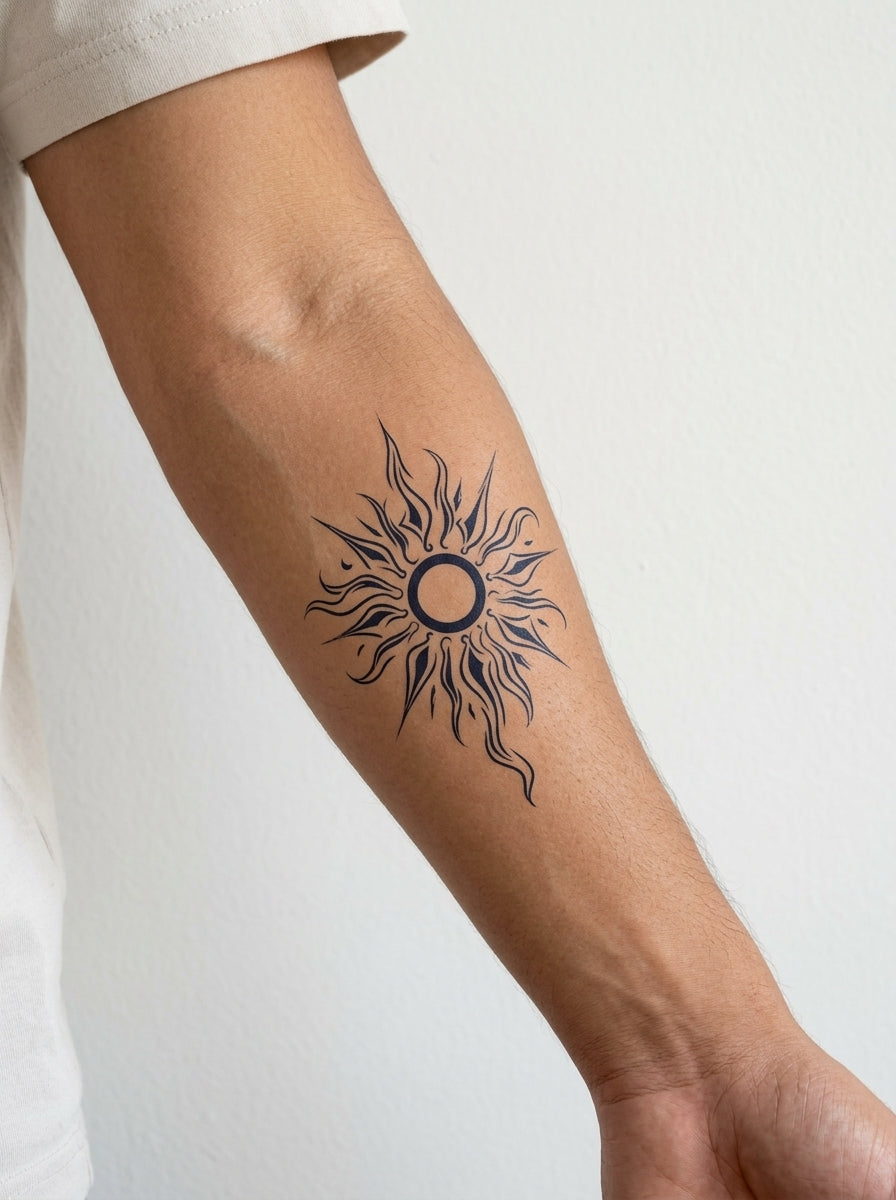 Tatouage Soleil Ardant appliqué sur avant-bras