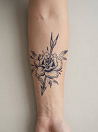 Tatouage Rose Transpercée appliqué sur avant-bras