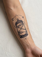 Tatouage Sablier Cosmique appliqué sur avant-bras