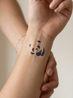 Tatouage Panda Minimal appliqué sur poignet