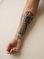 Tatouage Courbe Ancestrale appliqué sur avant-bras
