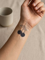 Tatouage Cerises Vintage appliqué sur poignet