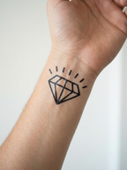 Tatouage Diamant Rayonnant appliqué sur poignet