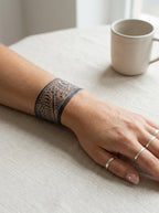 Tatouage Bracelet Plumes Guerrières appliqué sur poignet