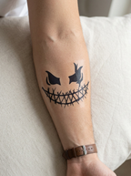 Tatouage Sourire du Chaos appliqué sur avant-bras