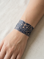 Tatouage Bracelet Floral Serein appliqué sur poignet