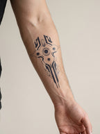 Tatouage Croix Technologique appliqué sur avant-bras