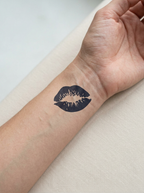 Tatouage Baiser Encré appliqué sur poignet