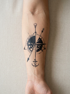 Tatouage Boussole Croisée appliqué sur avant-bras