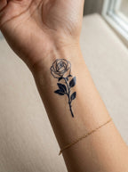 Tatouage Rose Minimaliste appliqué sur poignet