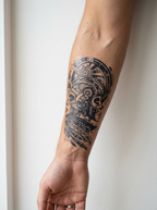 Tatouage Esprit Cyborg appliqué sur avant-bras
