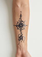 Tatouage Boussole du Destin appliqué sur avant-bras