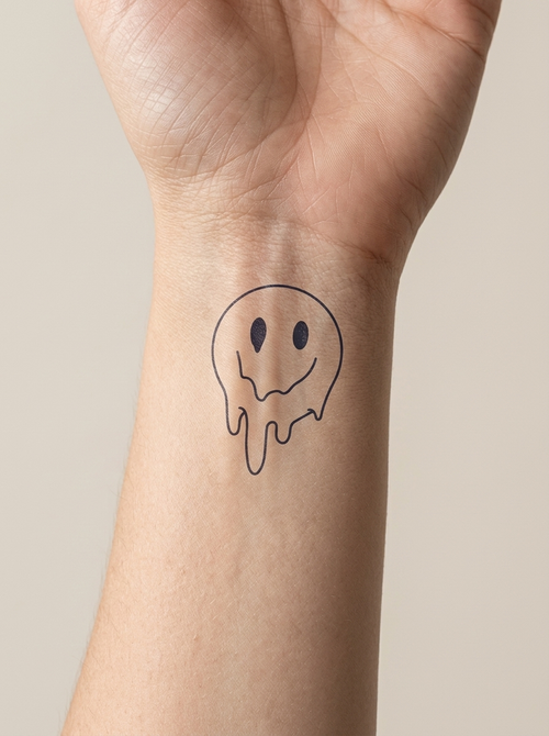 Tatouage Smiley Fondant appliqué sur poignet