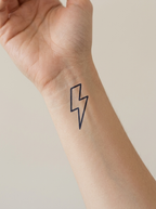 Tatouage Éclair Minimaliste appliqué sur poignet