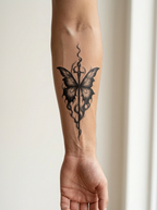 Tatouage Papillon et Lame appliqué sur avant-bras