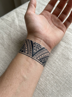 Tatouage Bracelet Tribal Courbé appliqué sur poignet