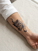 Tatouage Tigre en Chasse appliqué sur avant-bras