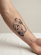 Tatouage Main Ensorcelée appliqué sur avant-bras
