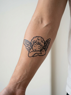 Tatouage Ange Endormi appliqué sur avant-bras