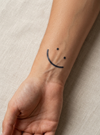 Tatouage Sourire Minimal appliqué sur poignet