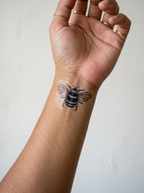 Tatouage Abeille Royale appliqué sur poignet