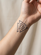 Tatouage Triangle Infini appliqué sur poignet