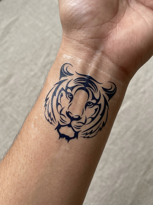 Tatouage Tigre Impérial appliqué sur poignet