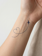 Tatouage Avion Cœur appliqué sur poignet