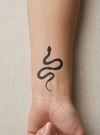 Tatouage Serpent Minimaliste appliqué sur poignet