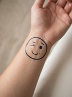 Tatouage Smiley Clin d’Œil appliqué sur poignet
