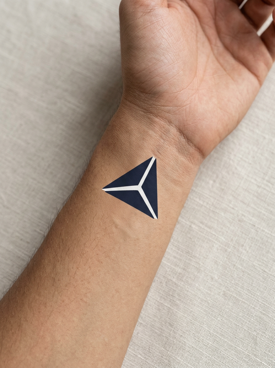 Tatouage Triangle Futuriste appliqué sur poignet