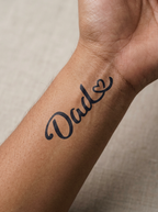 Tatouage Papa Forever appliqué sur poignet