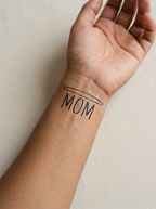 Tatouage Maman Forever appliqué sur poignet
