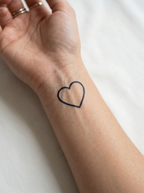 Tatouage Cœur Minimaliste appliqué sur poignet