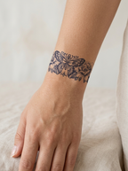 Tatouage Bracelet Floral Papillon appliqué sur poignet