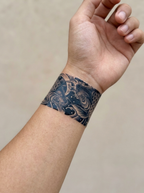 Tatouage Bracelet Koi Enlacé appliqué sur poignet