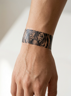 Tatouage Bracelet Regard du Tigre appliqué sur poignet