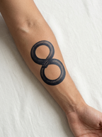 Tatouage Ouroboros Infini appliqué sur avant-bras